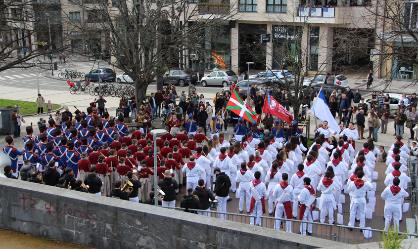 Lanek abiapuntua aldatzen dute