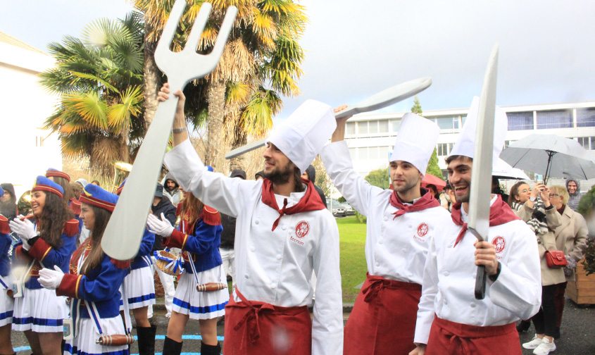 Aterki batekin eta zeru ilun baten azpian...