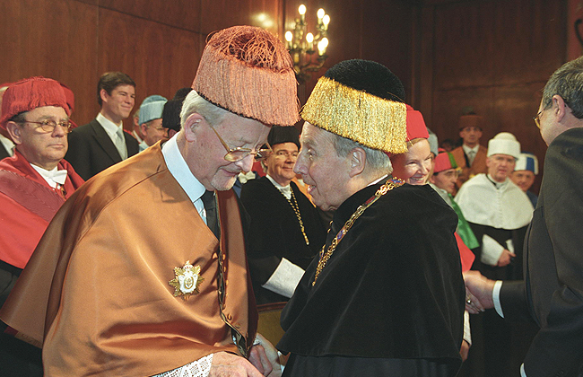 'honoris causa' doktorea